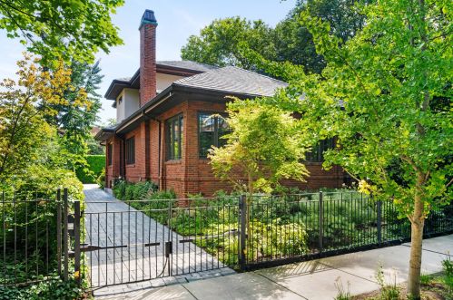 819 Castlewood Ter, Chicago IL  60640-4216 exterior