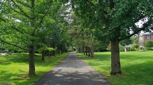 11 Meadowbrook Rd, Chester, NJ 07930-2730