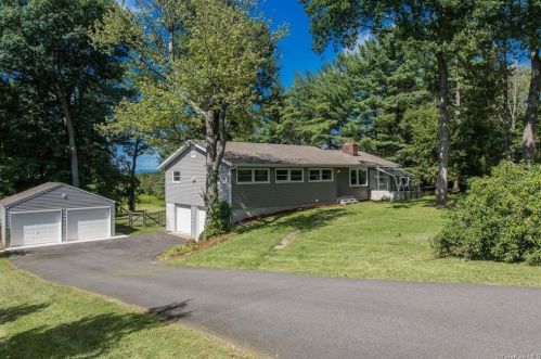 19 Mnr Dr, Poughkeepsie NY 12603-3712 exterior