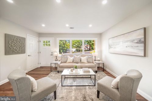 2809 James Dr, Alexandria VA  22303-1338 exterior