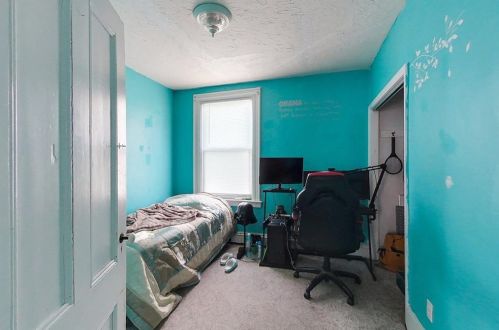 9 Lincoln St, Middletown RI 02840-2628 exterior