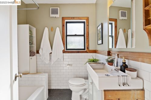 1221 Blake St, Berkeley CA 94702-2014 exterior