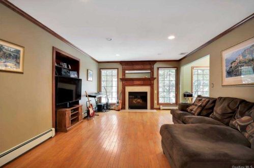 12 Belmar Ln, Commack NY 11725-1104 exterior