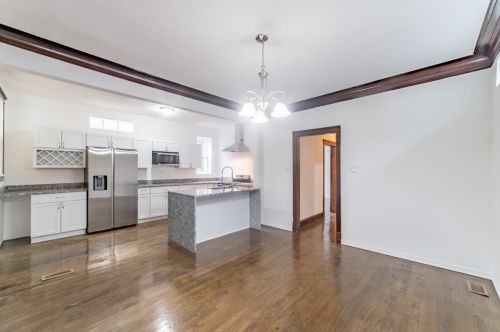 7225 Bennett Ave, Chicago IL  60649-2905 exterior