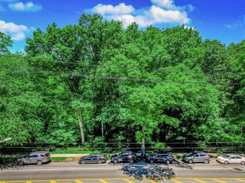 4320 Van Cortlandt Park, Bronx NY  10470-1952 exterior