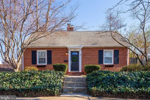 151 Moncure Dr, Alexandria, VA 22314-4965