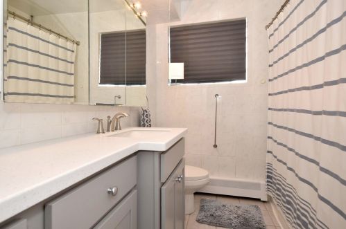 4536 Nottingham Ave, Chicago IL 60656-3825 exterior