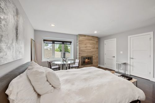 6912 Minnetonka Ave, Chicago IL 60646-1517 exterior