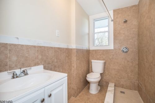 30 Glover Ave, West Paterson NJ 07424-2843 exterior