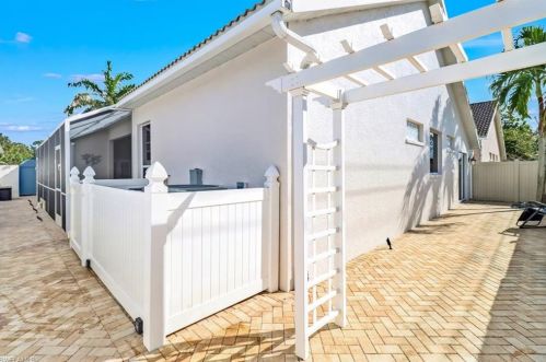 1115 Jardin Dr, Naples FL 34104-6616 exterior