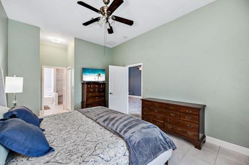 7571 Berkshire Pne Dr, Naples FL 34104-9445 exterior