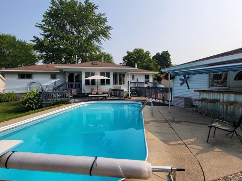 1849 Lawnel Ave, Meskegon MI 49441-3743 exterior