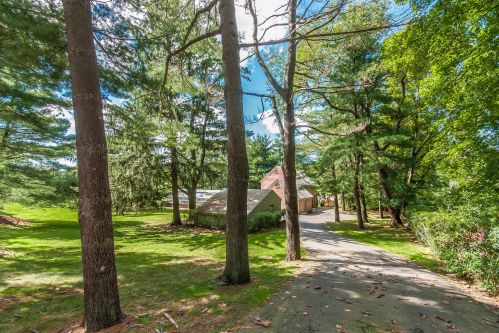 188 Round Hl Rd, Greenwich CT 06831-3301 exterior