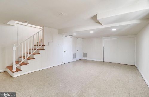 2701 Farmington Dr, Alexandria VA 22303-1315 exterior