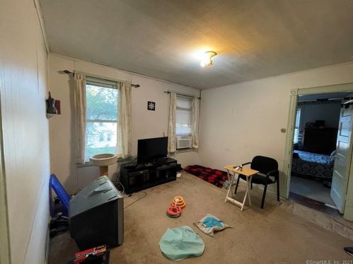 2 Bernardino Ave, Enfield CT 06082-1842 exterior