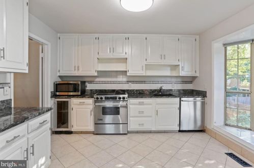 1454 Mclean Mews Ct, Mc Lean VA  22101-3824 exterior