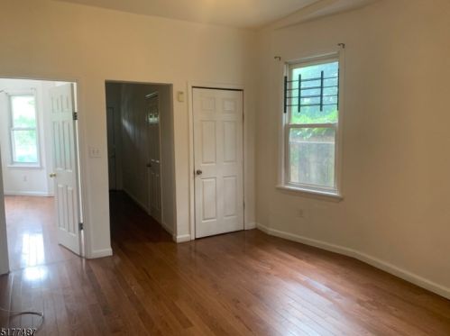 816 Hunterdon St, Newark NJ  07112-2733 exterior