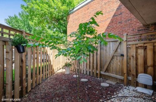 2121 Lincoln Ave, Chicago IL 60614-4510 exterior