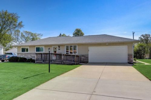 8064 Grandview Dr, Milwaukee, WI 53223-3429