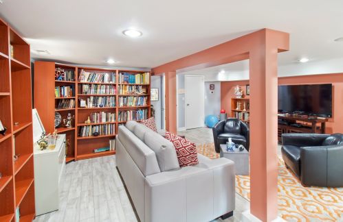 2152 Farragut Ave, Chicago IL 60625-1204 exterior