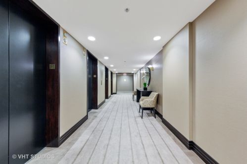 180 Pearson St, Chicago IL  60611-2130 exterior