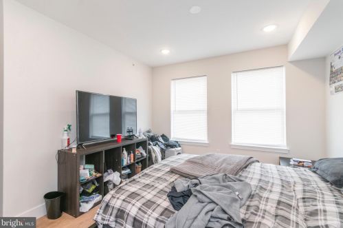 1958 8th St, Philadelphia PA 19122-2023 exterior