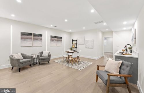 1327 Mayflower Dr, Mc Lean VA 22101-3405 exterior