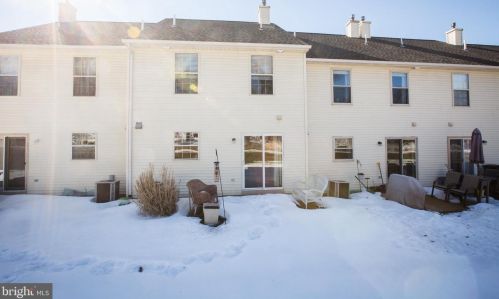 211 Cherrywood Ct, Pottstown PA 19464-9230 exterior