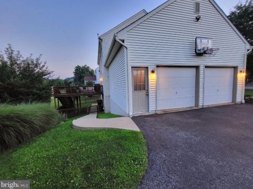 1121 Sunwood Ln, Lancaster PA  17601-7104 exterior