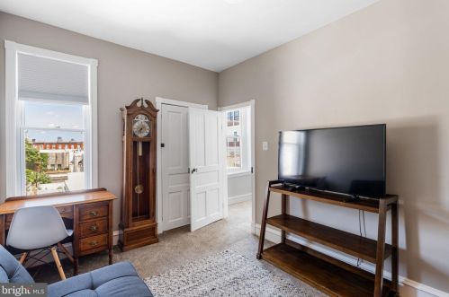 1233 Jackson St, Philadelphia PA 19148-2929 exterior