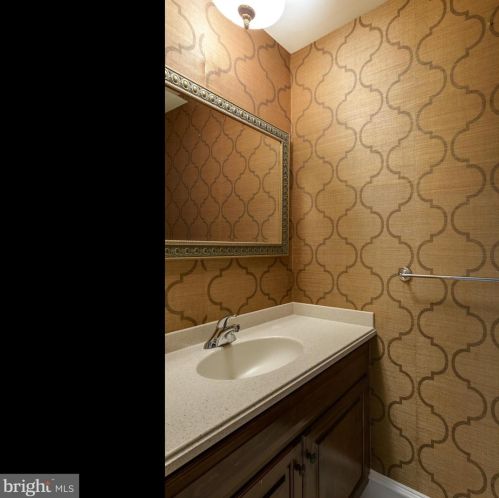 271 Blackburn Dr, Berwyn PA  19312-2801 exterior