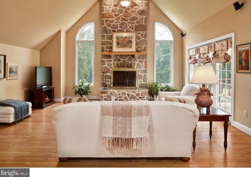 542 Newtown Rd, Berwyn PA 19312-2018 exterior