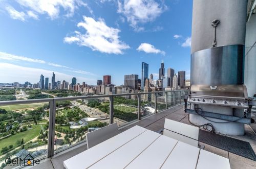 340 Randolph St, Chicago IL  60601-7618 exterior