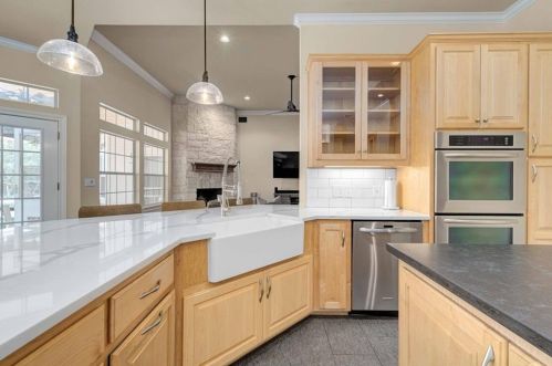 1105 Crystal Crk Dr, Austin TX 78746-4728 exterior