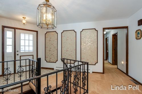 2606 Indian Ridge Dr, Grand Rapids, MI 49505-3932