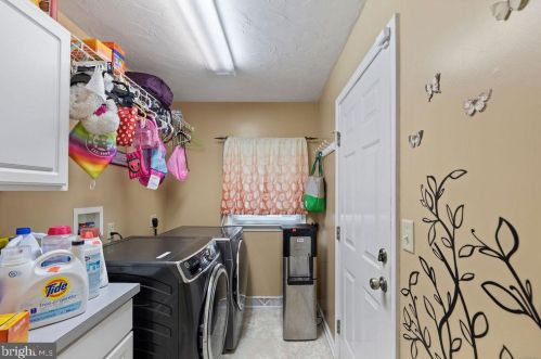 381 Thornhill Dr, Hanover PA  17331-7976 exterior