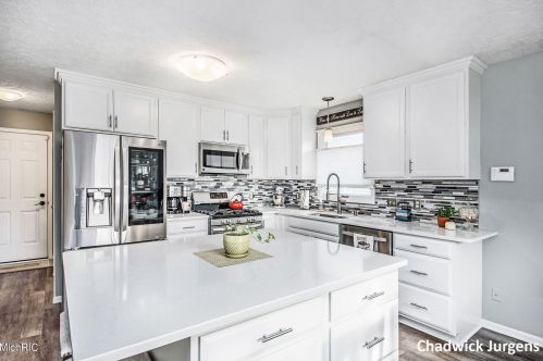 5542 Thoroughbred Dr, Wyoming MI 49418-8309 exterior