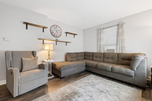 33 Deerfield Dr, Manchester CT 06040-3819 exterior