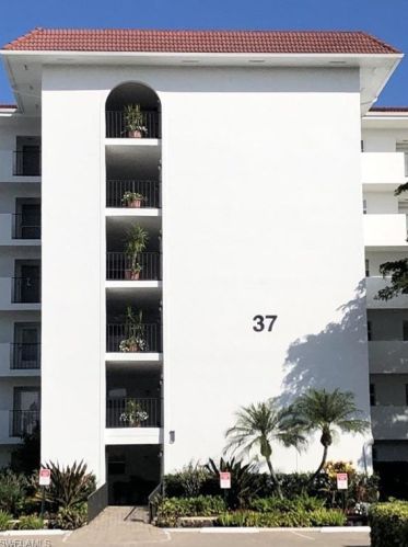 37 High Point Cir, Naples FL 34103-4280 exterior