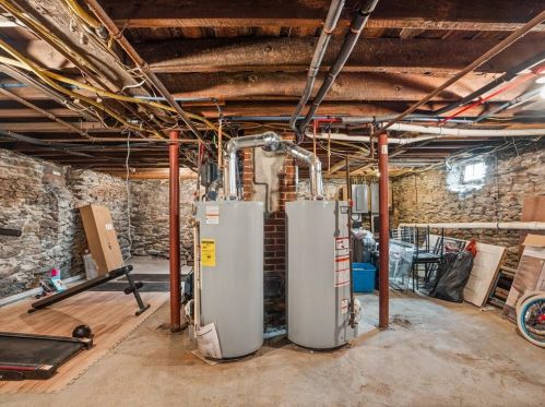 4 Lewis St, Woonsocket RI 02895-1905 exterior