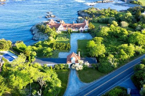 232 Ocean Ave, Middletown RI 02840-6507 exterior