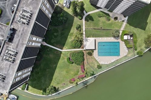 17 Bluebill Ave, Naples FL 34108-1793 exterior