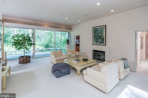 24 Brookstone Dr, Princeton NJ 08540-2402 exterior