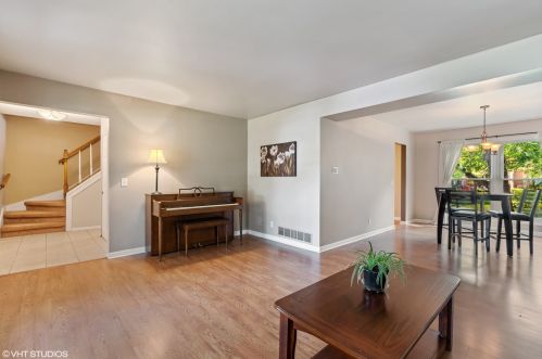 1075 Cedar Crest Dr, Bull Valley, IL 60014-6935