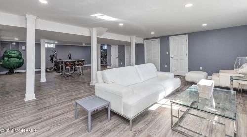 277 Broadway, East Freehold NJ 07728-1813 exterior