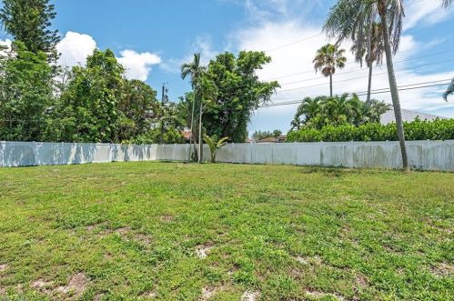 630 93 Ave, Naples FL 34108-2439 exterior