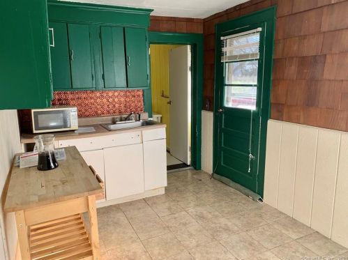 370 Hawthorne Ave, Derby CT 06418-1121 exterior