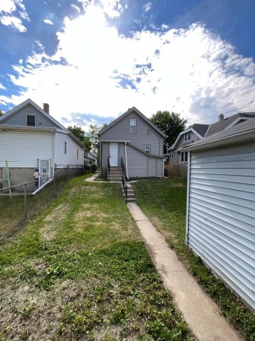 5734 36th St, Milwaukee, WI 53209-4008