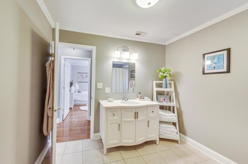 6098 Caldwell Ave, Chicago IL 60646-4111 exterior