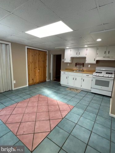 10 Upland Ave, Chester PA 19015-2445 exterior